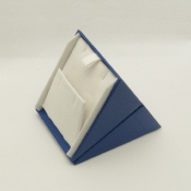 Pellaq, triangle, magnetic, display_1